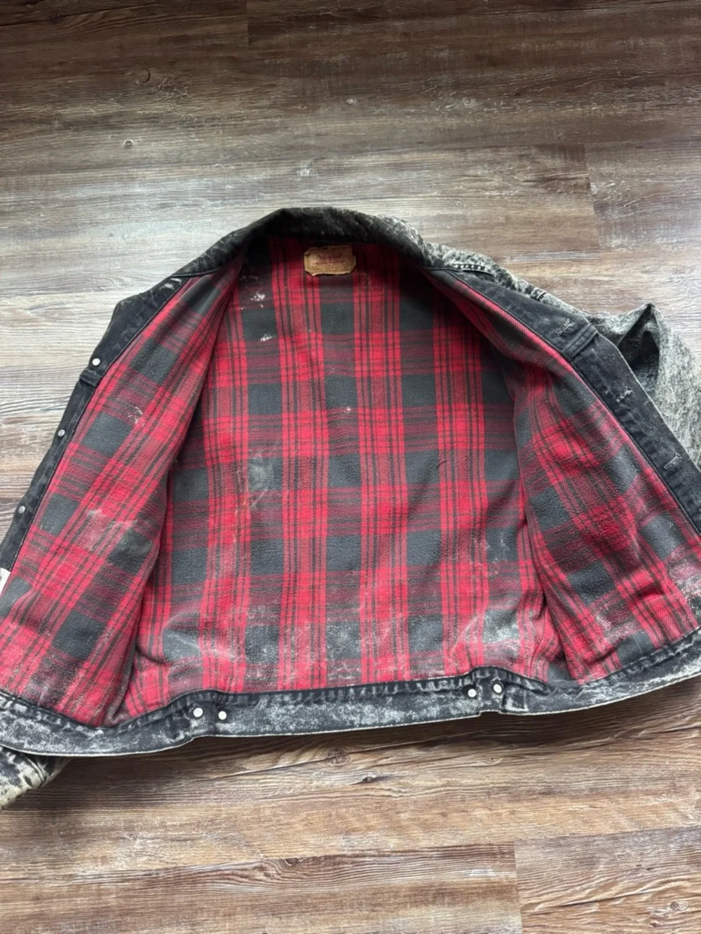 Levi's Black Acid-Wash Denim Jacket with Red Plaid Lining - Picture 3 of 5